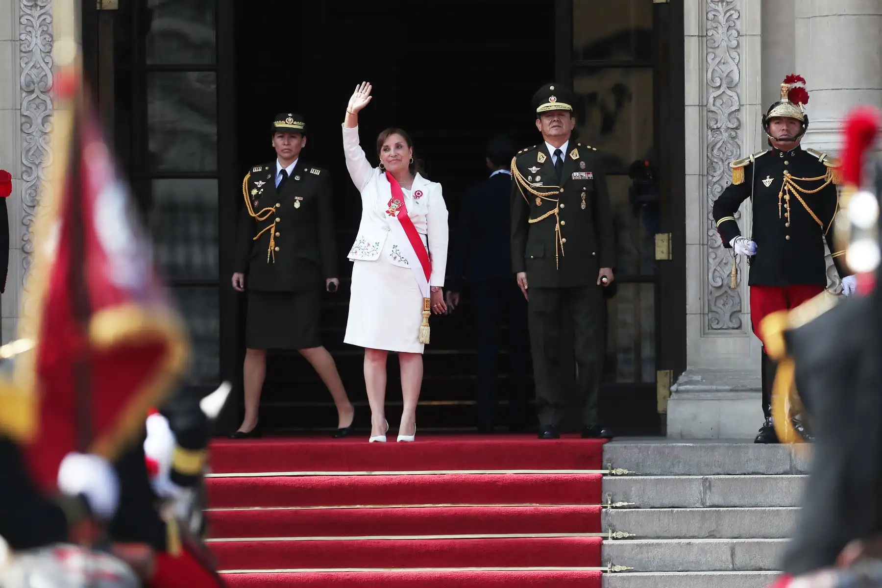 La presidenta de la República, Dina Boluarte, se despide en los exteriores de Palacio de Gobierno de regreso luego de dar el tradicional mensaje a la Nación durante el Día de la Independencia de Perú en Lima. Foto: ANDINA/Ricardo Cuba