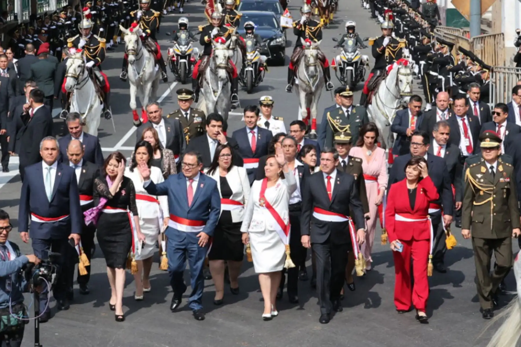 Presidenta Dina Boluarte retorna a Palacio de Gobierno   tras brindar Mensaje a la Nación en el Congreso de la República.
 Foto: ANDINA/Juan Carlos Guzmán