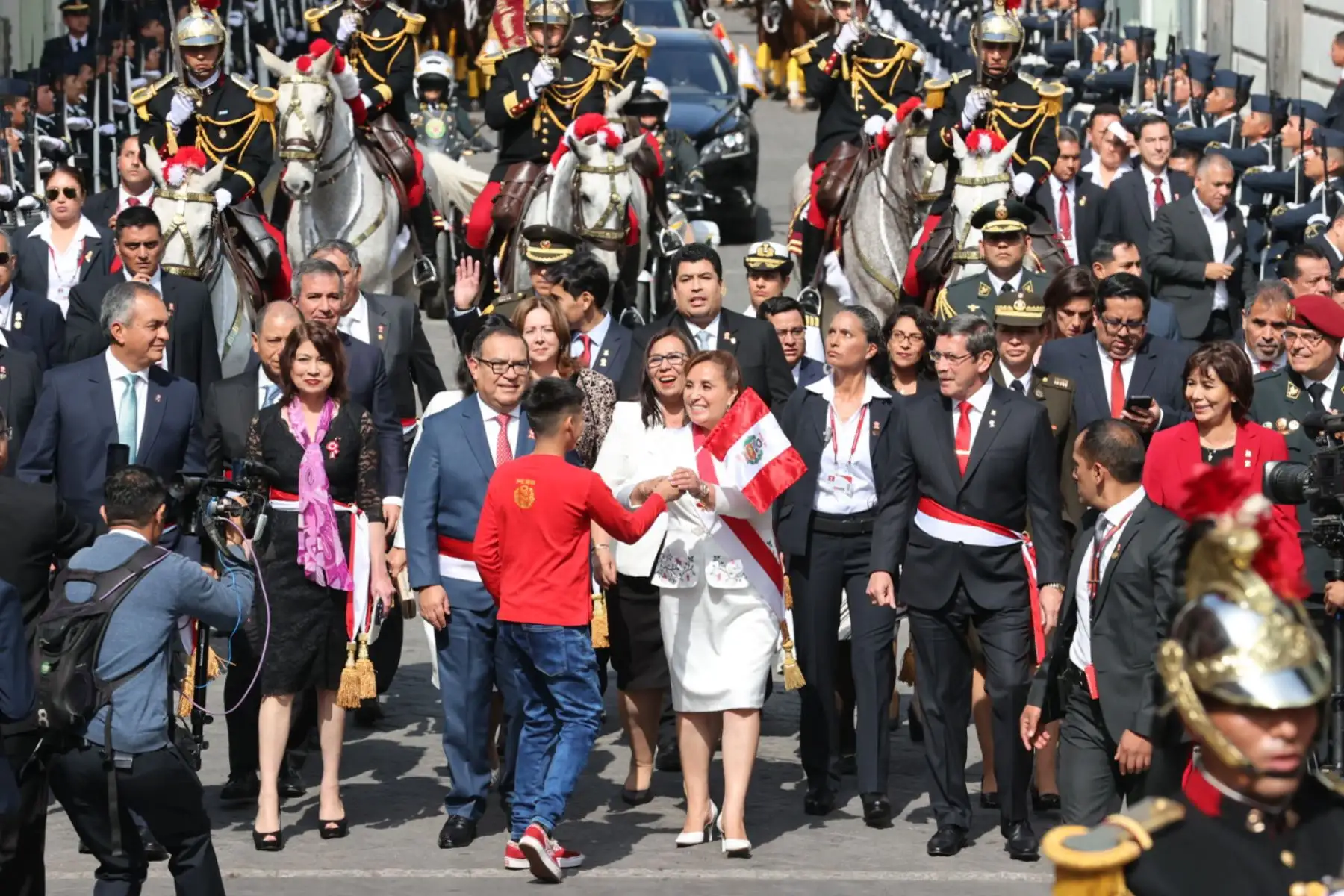 Presidenta Dina Boluarte retorna a Palacio de Gobierno   tras brindar Mensaje a la Nación en el Congreso de la República.
 Foto: ANDINA/Juan Carlos Guzmán