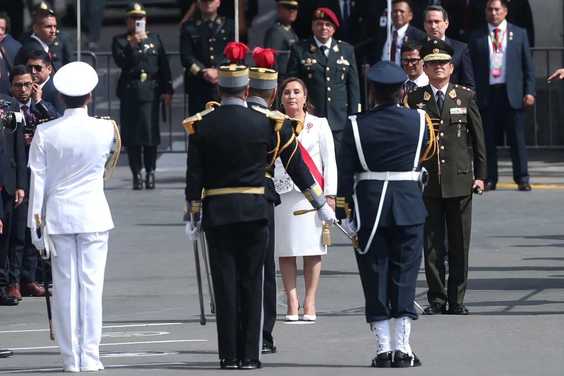 Presidenta Dina Boluarte retorna a Palacio de Gobierno   tras brindar Mensaje a la Nación en el Congreso de la República.
 Foto: ANDINA/Daniel Bracamonte