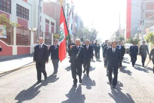 Al concluir el acto litúrgico, la comitiva de damas y varones, vestidos de luto con trajes de la época, acompañados por niñas floristas, empezaron el recorrido de la Bandera Nacional.