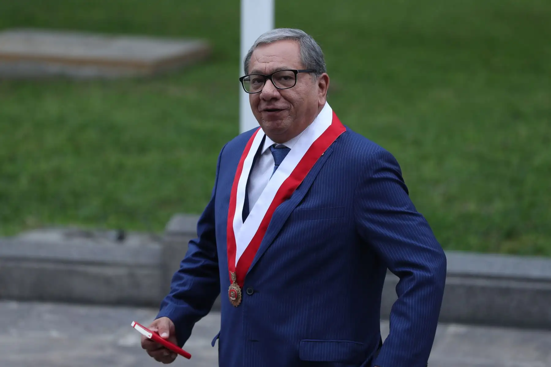 El congresista no agrupado Carlos Anderson llega al Congreso para escuchar el Mensaje a la Nación de la presidenta de la República Dina Boluarte por el 28 de julio. Foto: ANDINA/Daniel Bracamonte