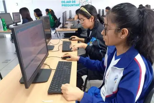 La DRELM está impulsando la certificación internacional para escolares de quinto de secundaria a fin de que, al egresar del colegio, encuentren un empleo de calidad o inicien un emprendimiento. La estudiante Karine Salisrrosas es un ejemplo de ello y ya se encuentra en EEUU para otro reto: el Campeonato Mundial de Microsoft Office. Foto: ANDINA/ DRELM.