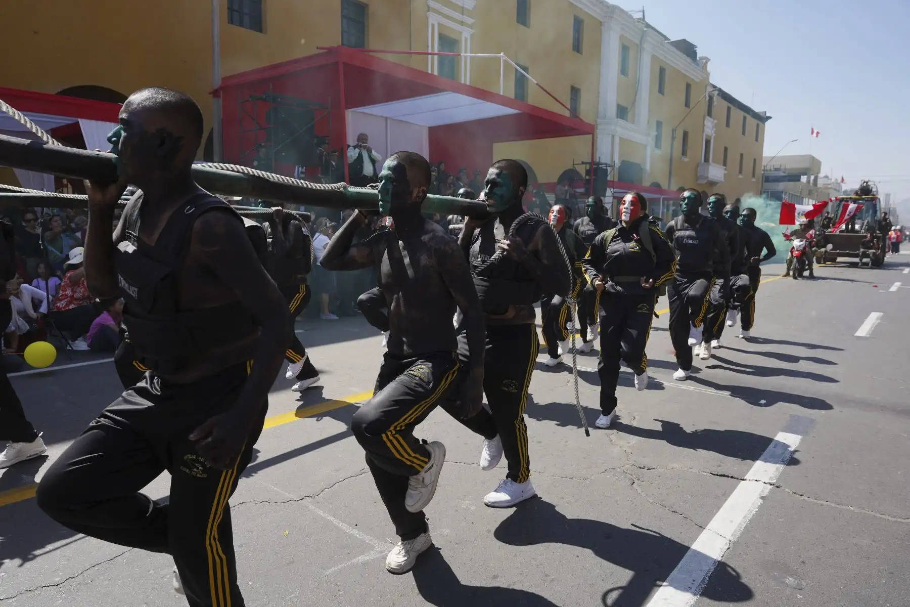 La población de la provincia y región Ica, gozó del vistoso y emocionante desfile cívico escolar militar que protagonizaron estudiantes de los diversos colegios, por el 202.° aniversario de la proclamación de la independencia del Perú. Foto: Difusión