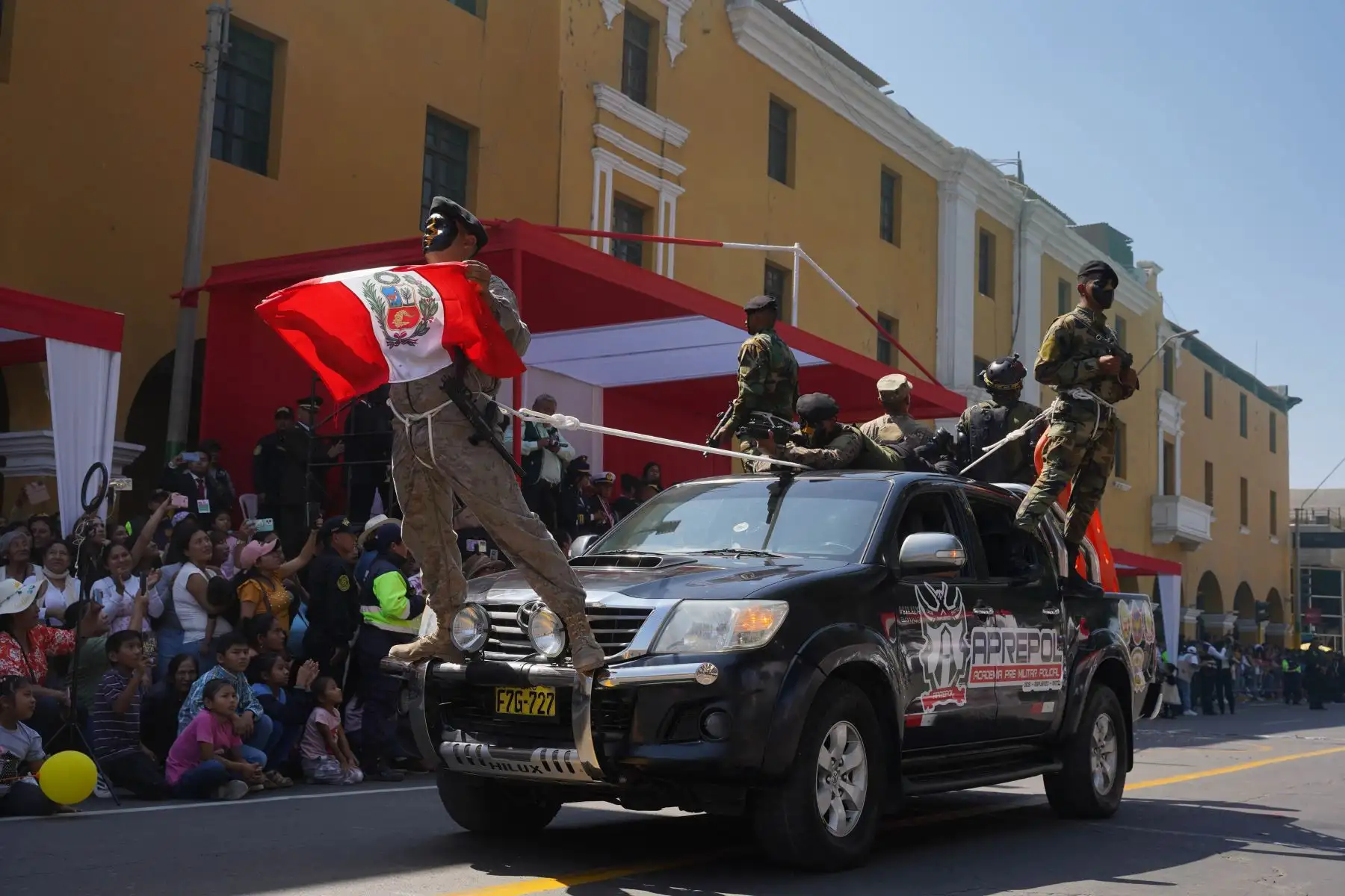 La población de la provincia y región Ica, gozó del vistoso y emocionante desfile cívico escolar militar que protagonizaron estudiantes de los diversos colegios, por el 202.° aniversario de la proclamación de la independencia del Perú. Foto: Difusión