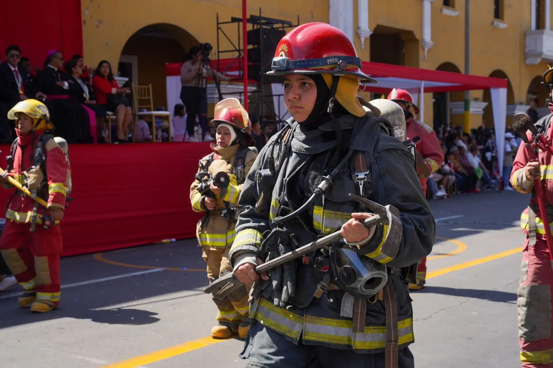 La población de la provincia y región Ica, gozó del vistoso y emocionante desfile cívico escolar militar que protagonizaron estudiantes de los diversos colegios, por el 202.° aniversario de la proclamación de la independencia del Perú. Foto: Difusión
