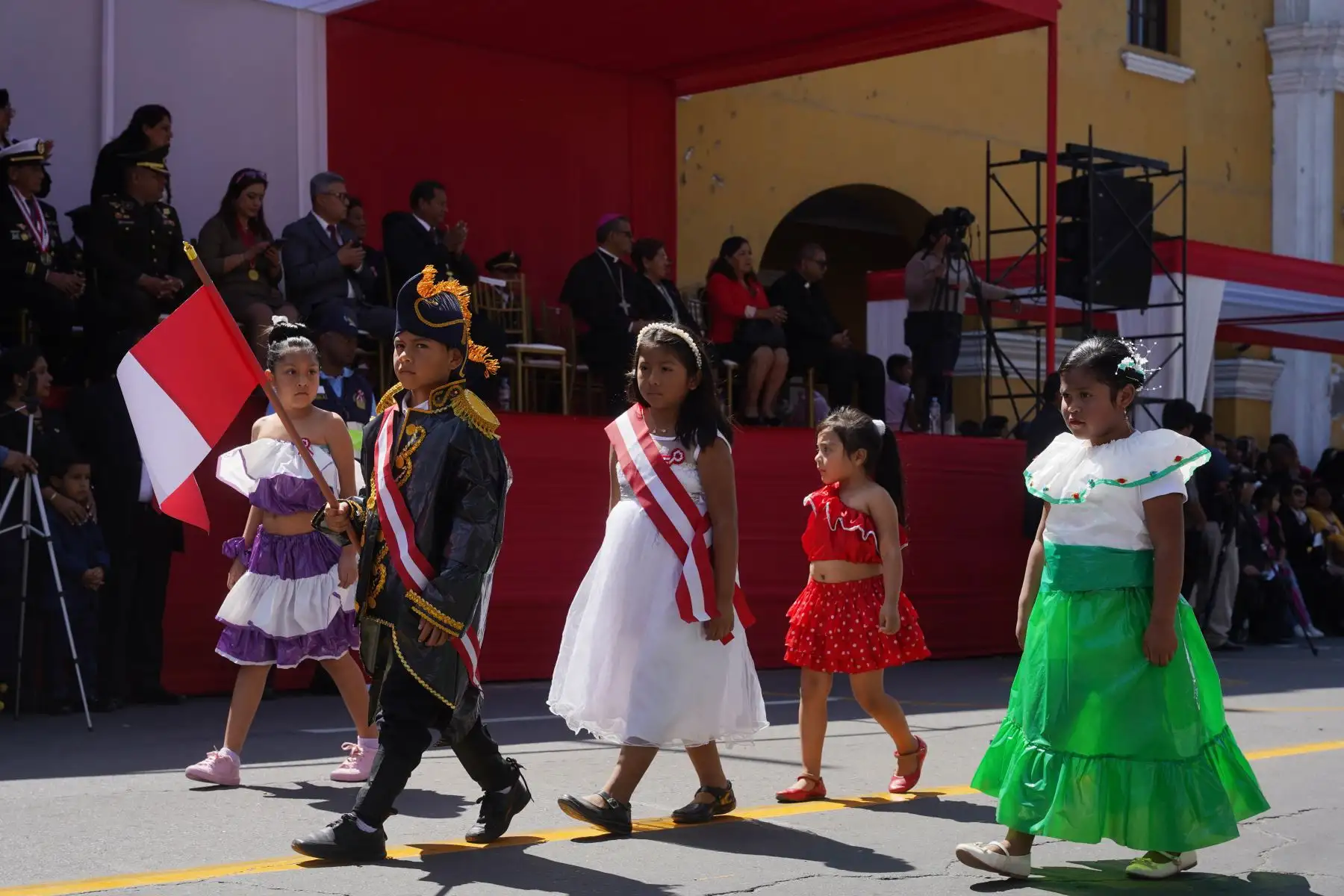 La población de la provincia y región Ica, gozó del vistoso y emocionante desfile cívico escolar militar que protagonizaron estudiantes de los diversos colegios, por el 202.° aniversario de la proclamación de la independencia del Perú. Foto: Difusión