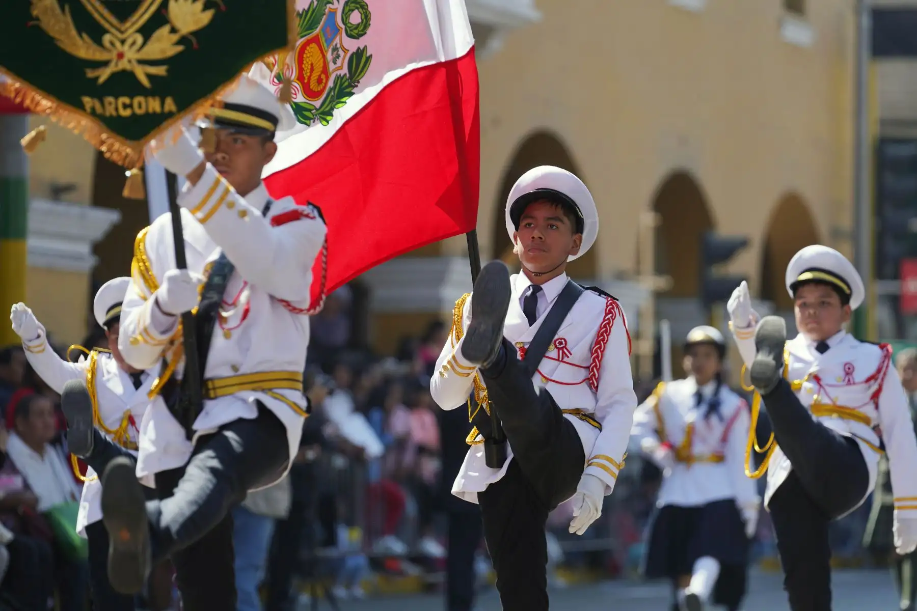 La población de la provincia y región Ica, gozó del vistoso y emocionante desfile cívico escolar militar que protagonizaron estudiantes de los diversos colegios, por el 202.° aniversario de la proclamación de la independencia del Perú. Foto: Difusión