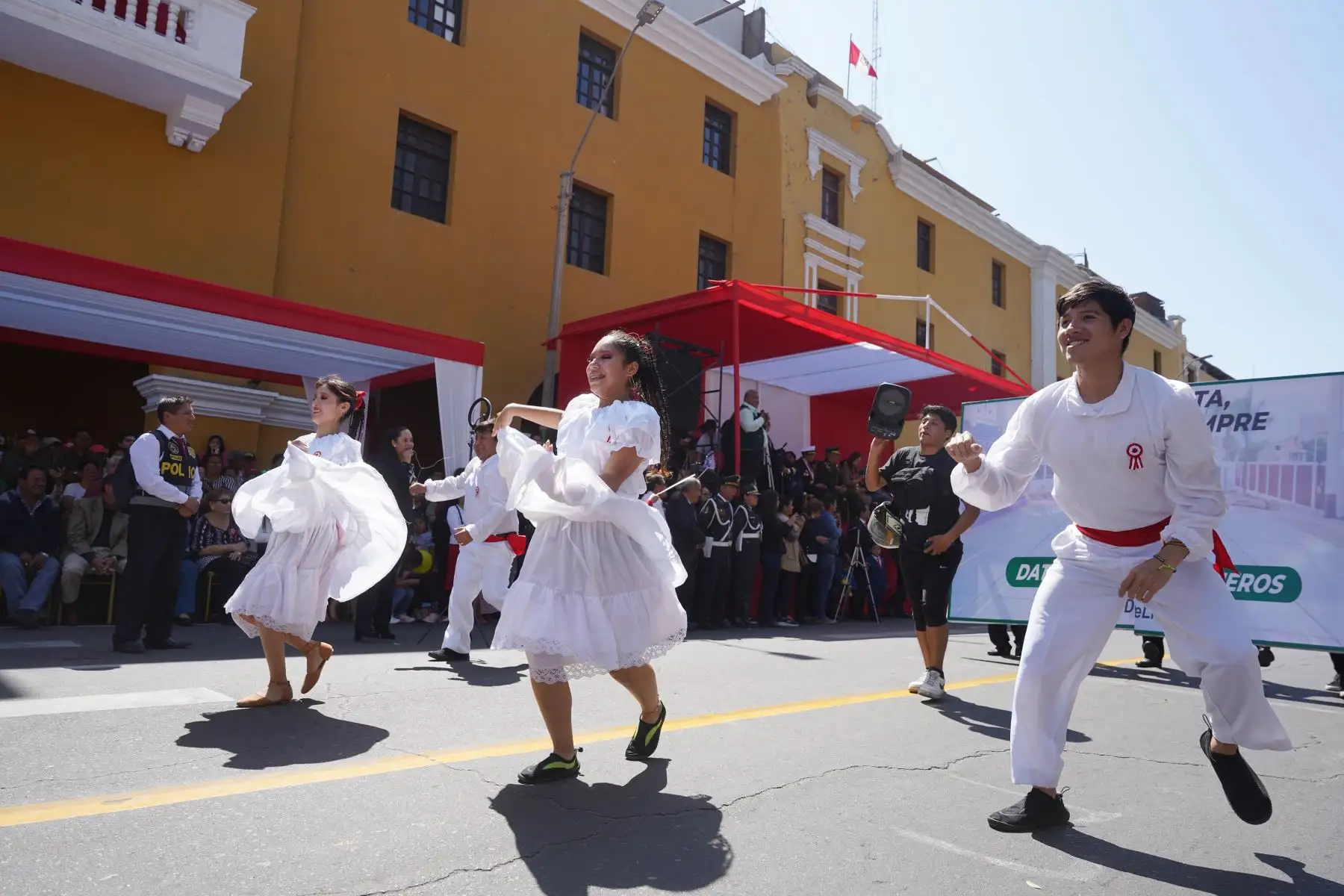 La población de la provincia y región Ica, gozó del vistoso y emocionante desfile cívico escolar militar que protagonizaron estudiantes de los diversos colegios, por el 202.° aniversario de la proclamación de la independencia del Perú. Foto: Difusión