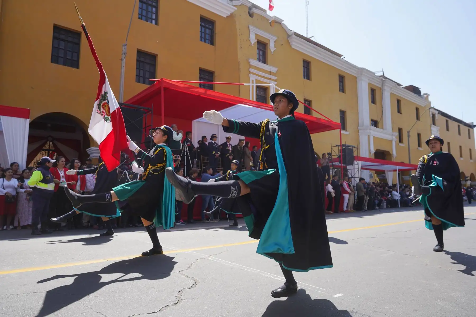 La población de la provincia y región Ica, gozó del vistoso y emocionante desfile cívico escolar militar que protagonizaron estudiantes de los diversos colegios, por el 202.° aniversario de la proclamación de la independencia del Perú. Foto: Difusión