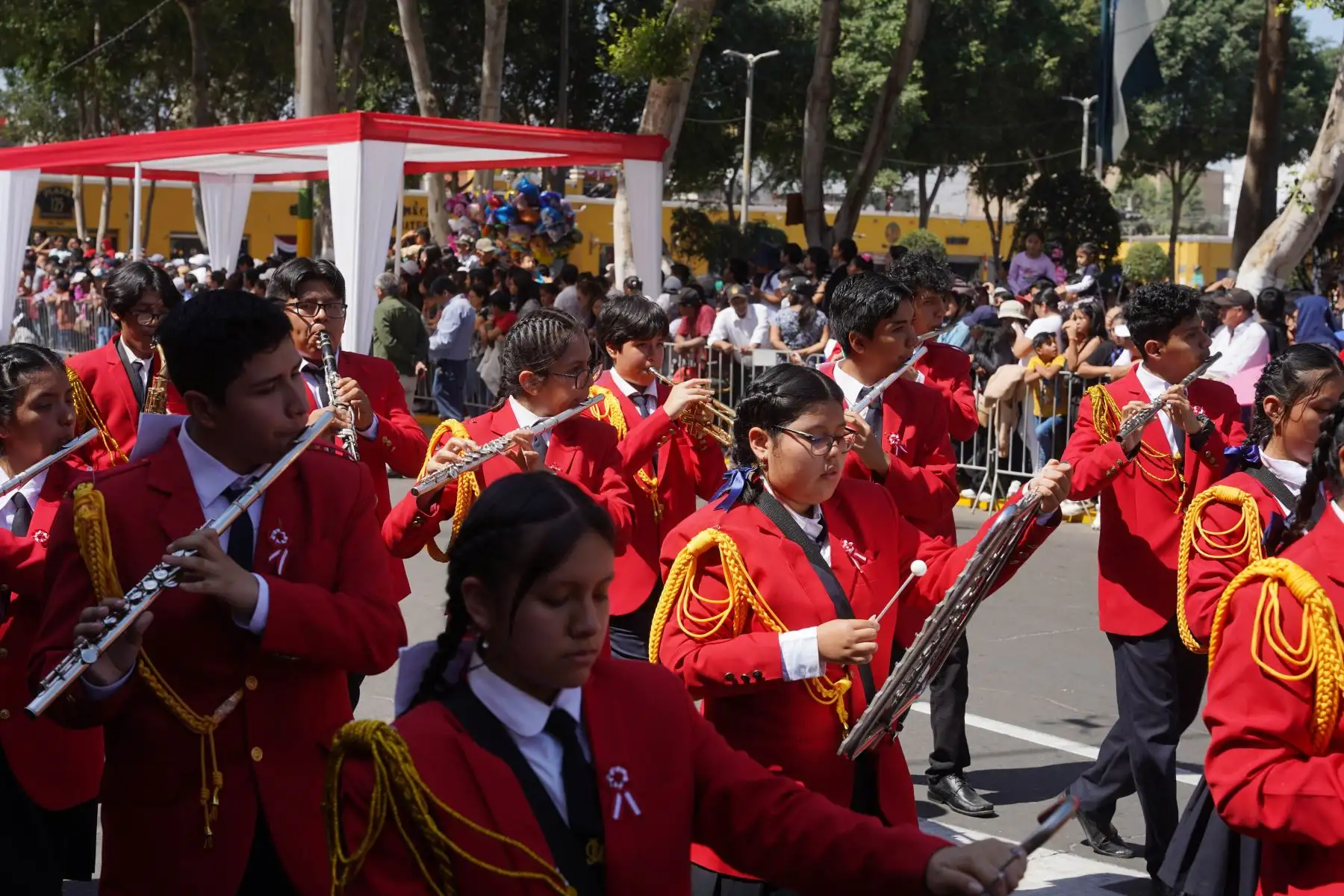 La población de la provincia y región Ica, gozó del vistoso y emocionante desfile cívico escolar militar que protagonizaron estudiantes de los diversos colegios, por el 202.° aniversario de la proclamación de la independencia del Perú. Foto: Difusión