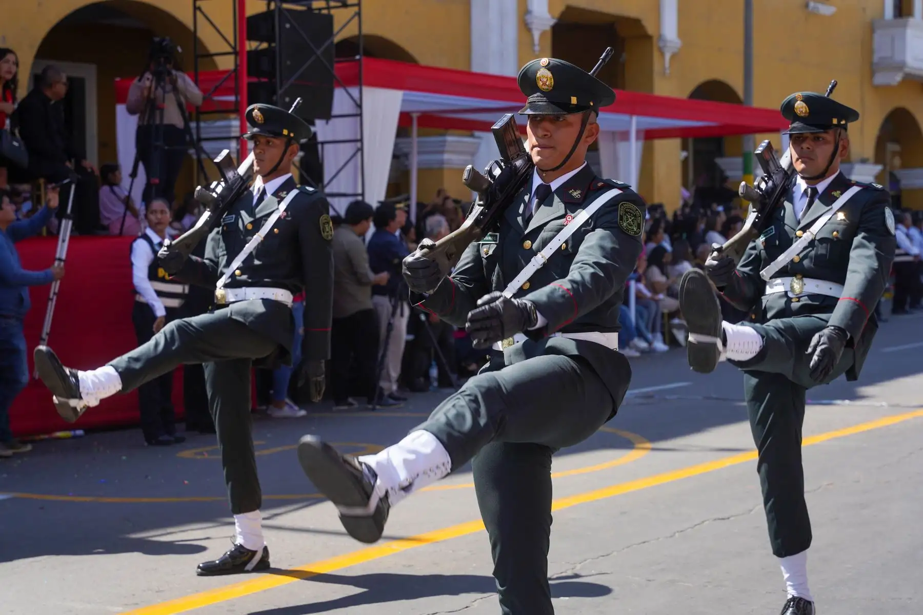 La población de la provincia y región Ica, gozó del vistoso y emocionante desfile cívico escolar militar que protagonizaron estudiantes de los diversos colegios, por el 202.° aniversario de la proclamación de la independencia del Perú. Foto: Difusión