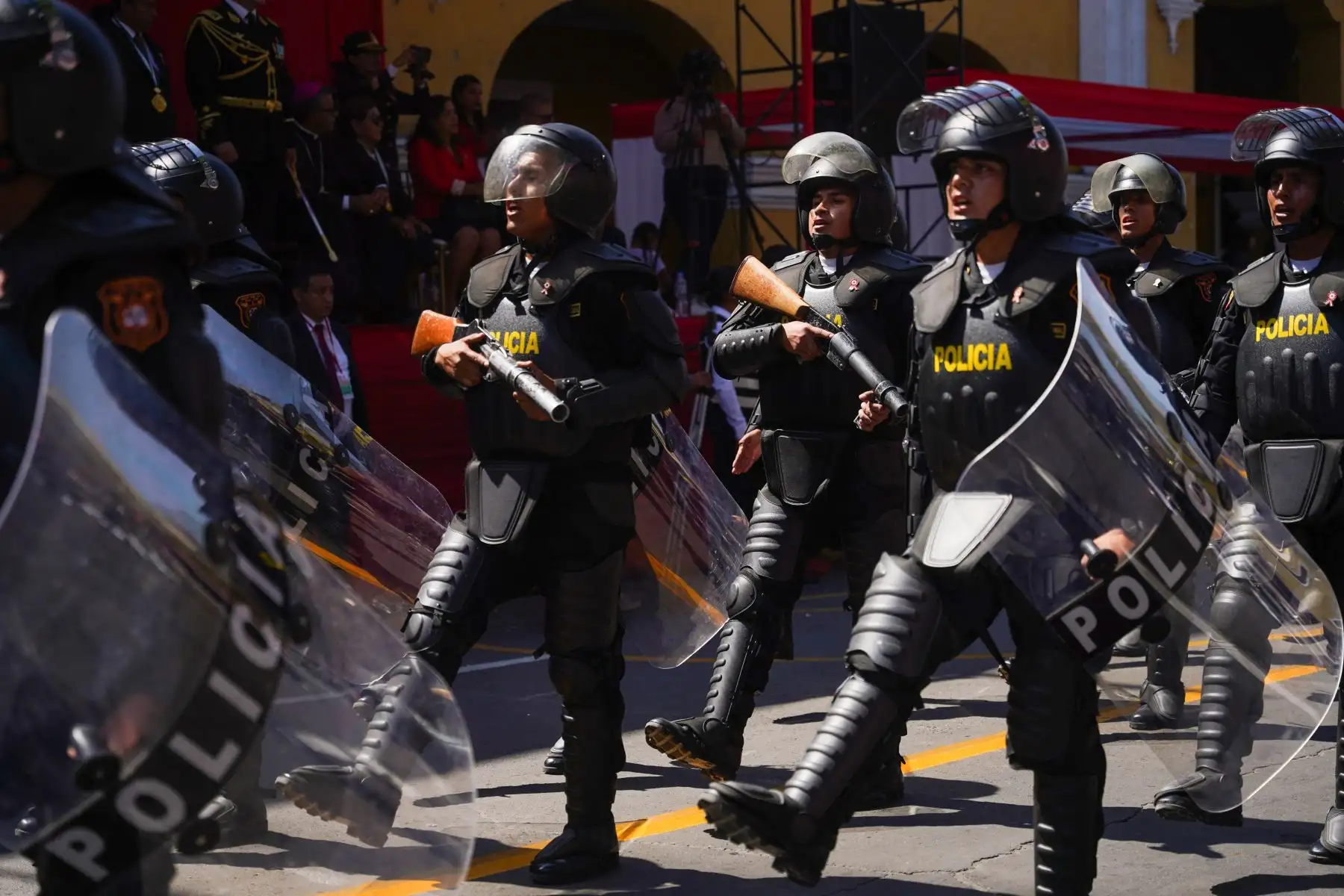 La población de la provincia y región Ica, gozó del vistoso y emocionante desfile cívico escolar militar que protagonizaron estudiantes de los diversos colegios, por el 202.° aniversario de la proclamación de la independencia del Perú. Foto: Difusión