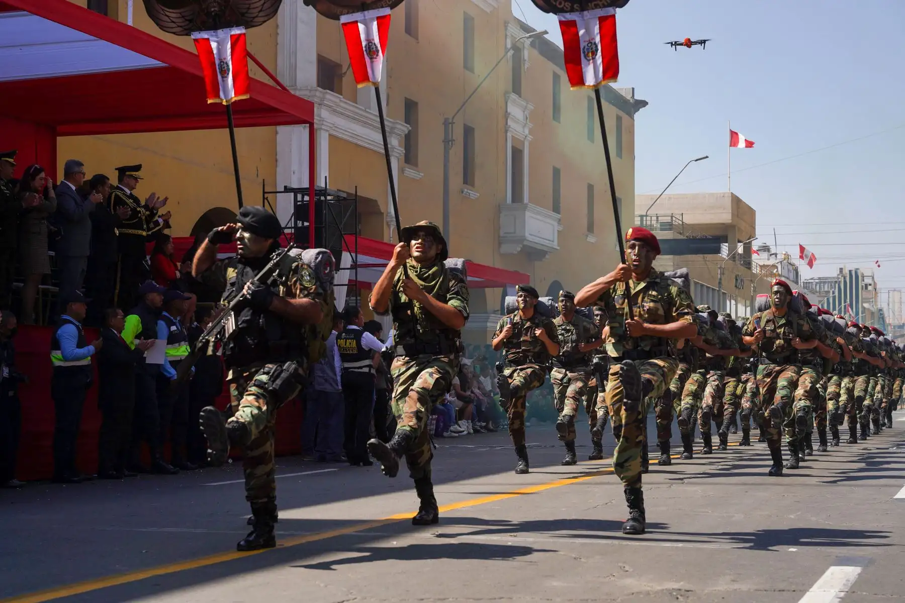 La población de la provincia y región Ica, gozó del vistoso y emocionante desfile cívico escolar militar que protagonizaron estudiantes de los diversos colegios, por el 202.° aniversario de la proclamación de la independencia del Perú. Foto: Difusión