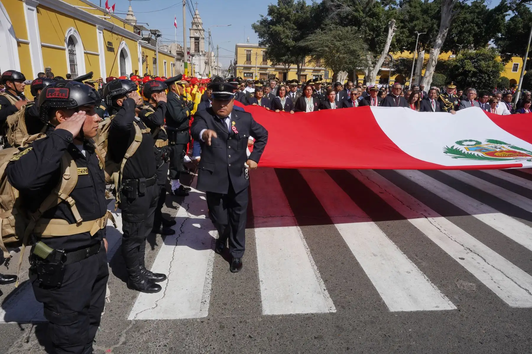 La población de la provincia y región Ica, gozó del vistoso y emocionante desfile cívico escolar militar que protagonizaron estudiantes de los diversos colegios, por el 202.° aniversario de la proclamación de la independencia del Perú. Foto: Difusión