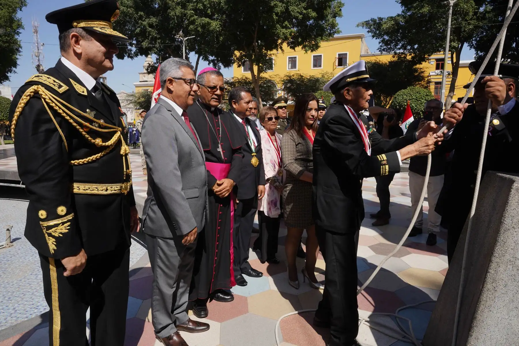 La población de la provincia y región Ica, gozó del vistoso y emocionante desfile cívico escolar militar que protagonizaron estudiantes de los diversos colegios, por el 202.° aniversario de la proclamación de la independencia del Perú. Foto: Difusión