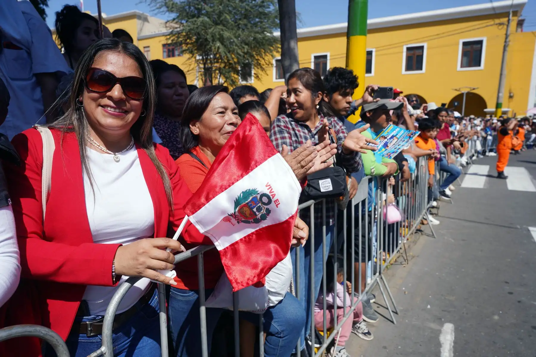 La población de la provincia y región Ica, gozó del vistoso y emocionante desfile cívico escolar militar que protagonizaron estudiantes de los diversos colegios, por el 202.° aniversario de la proclamación de la independencia del Perú. Foto: Difusión