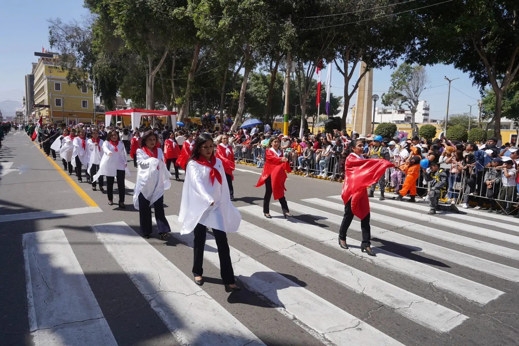 La población de la provincia y región Ica, gozó del vistoso y emocionante desfile cívico escolar militar que protagonizaron estudiantes de los diversos colegios, por el 202.° aniversario de la proclamación de la independencia del Perú. Foto: Difusión