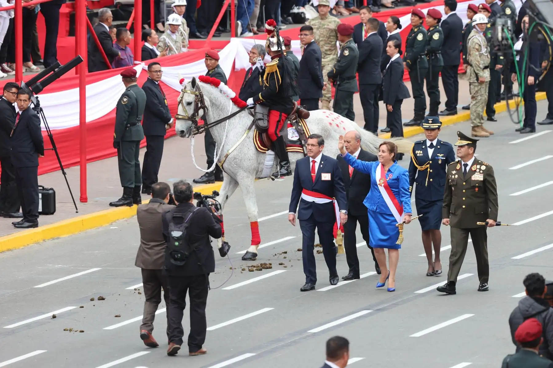 Presidenta de la República, Dina Boluarte llega a la Gran Parada y Desfile Cívico Militar 2023  y es recibida con honores en la emblemática Avenida Brasil, como parte de los actos conmemorativos por el 202 aniversario de la Independencia del Perú. 
Foto: ANDINA/ Andrés Valle