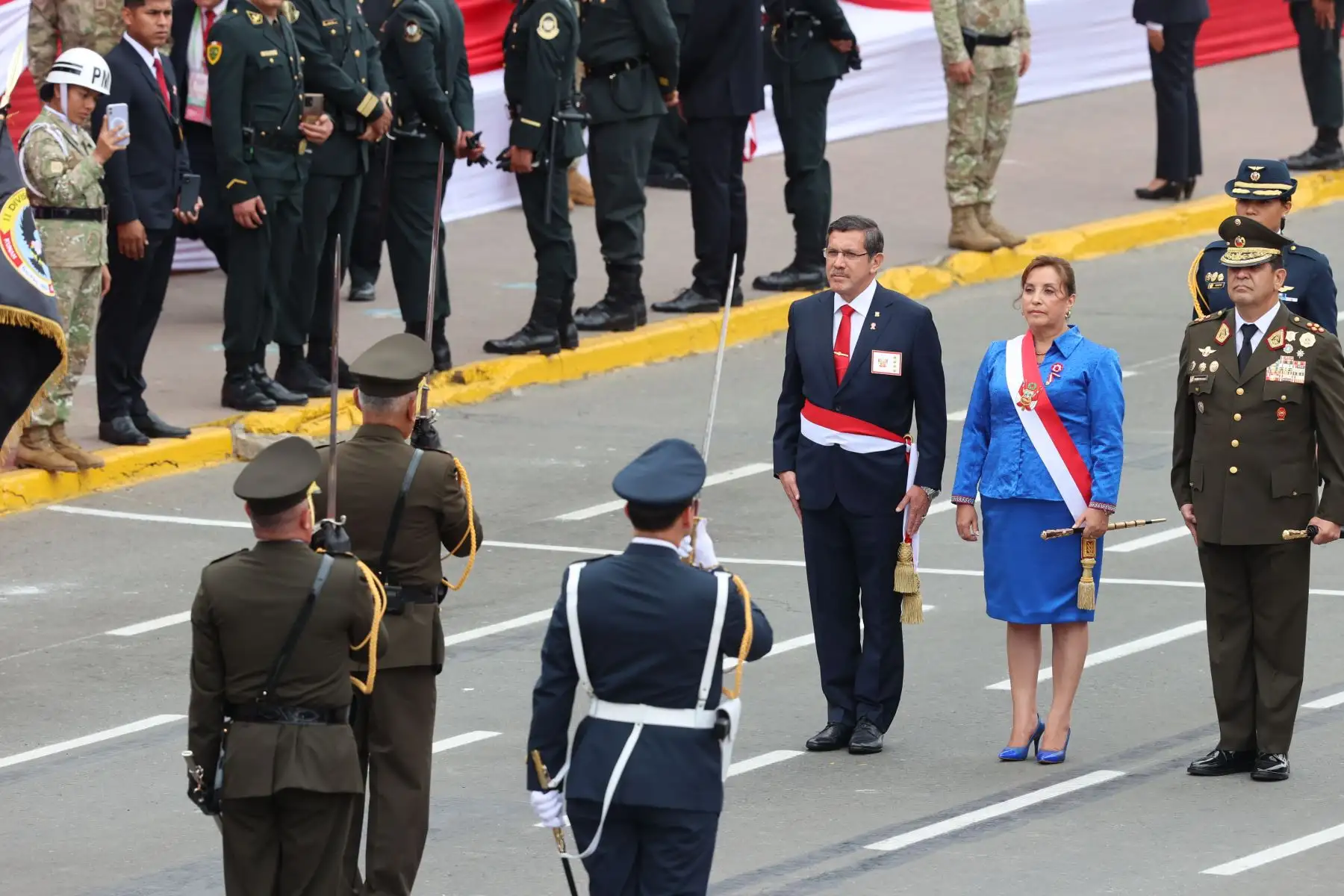 Presidenta de la República, Dina Boluarte llega a la Gran Parada y Desfile Cívico Militar 2023  y es recibida con honores en la emblemática Avenida Brasil, como parte de los actos conmemorativos por el 202 aniversario de la Independencia del Perú. 
Foto: ANDINA/ Andrés Valle