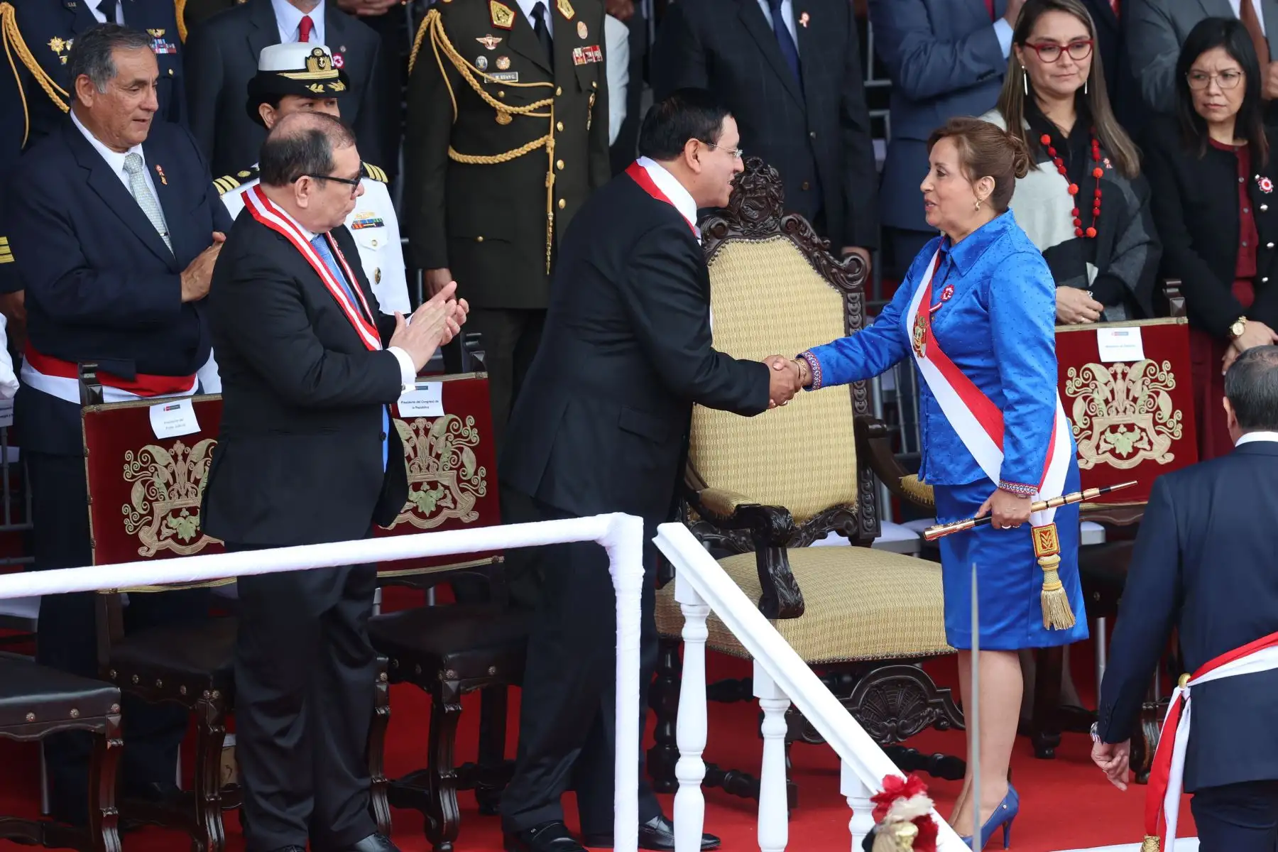 Presidenta de la República, Dina Boluarte llega a la Gran Parada y Desfile Cívico Militar 2023  y es recibida con honores en la emblemática Avenida Brasil, como parte de los actos conmemorativos por el 202 aniversario de la Independencia del Perú. 
Foto: ANDINA/ Andrés Valle