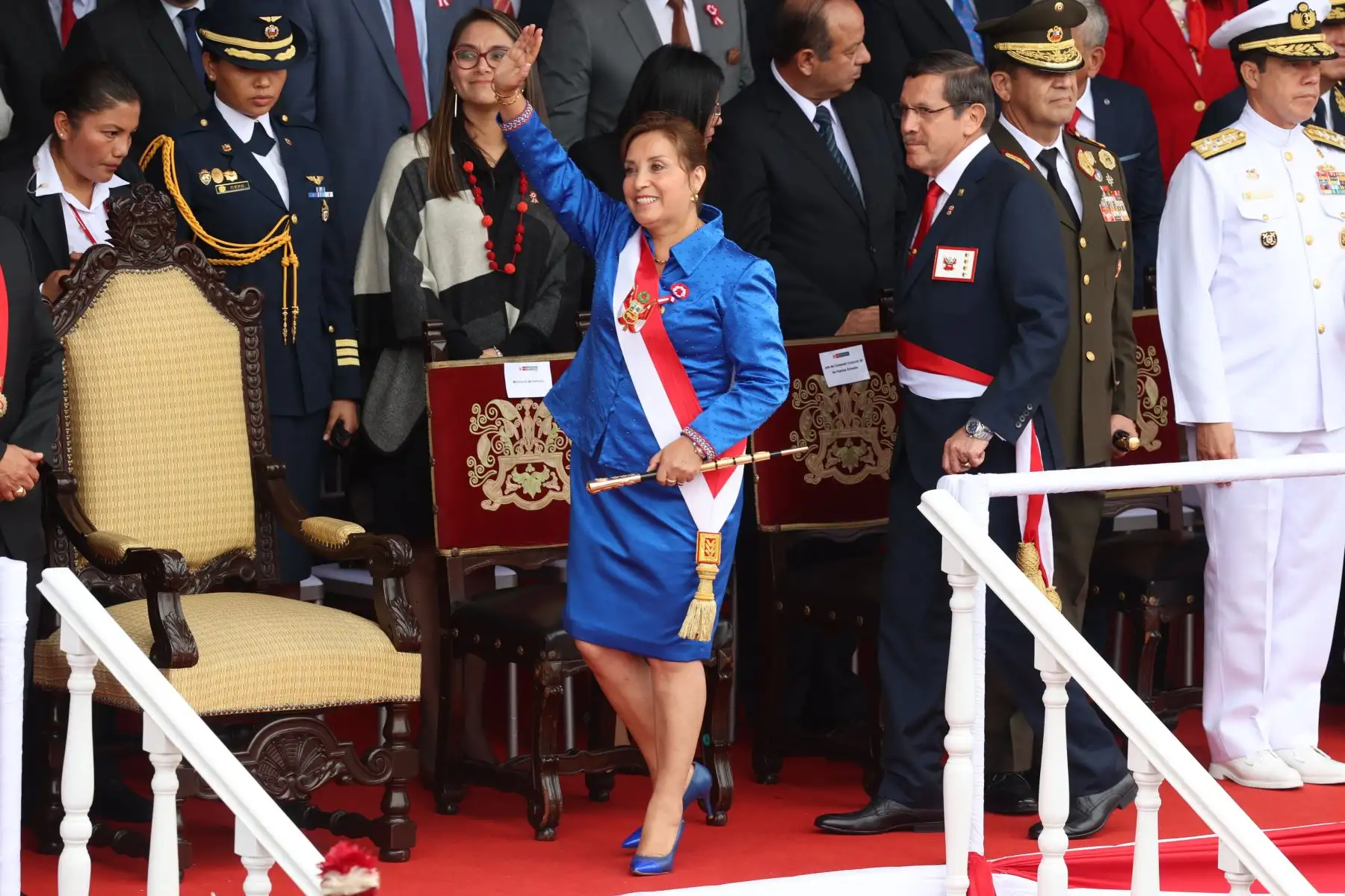 Presidenta de la República, Dina Boluarte llega a la Gran Parada y Desfile Cívico Militar 2023  y es recibida con honores en la emblemática Avenida Brasil, como parte de los actos conmemorativos por el 202 aniversario de la Independencia del Perú. 
Foto: ANDINA/ Andrés Valle