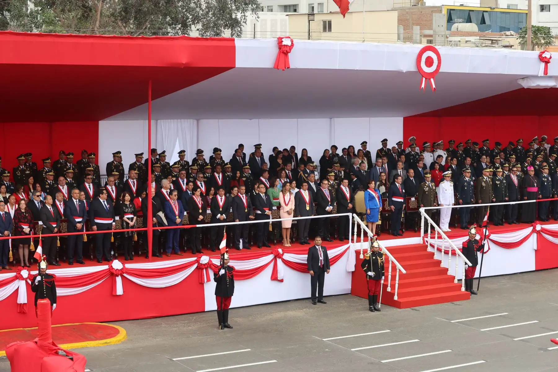 Presidenta de la República, Dina Boluarte llega a la Gran Parada y Desfile Cívico Militar 2023  y es recibida con honores en la emblemática Avenida Brasil, como parte de los actos conmemorativos por el 202 aniversario de la Independencia del Perú. 
Foto: ANDINA/ Andrés Valle