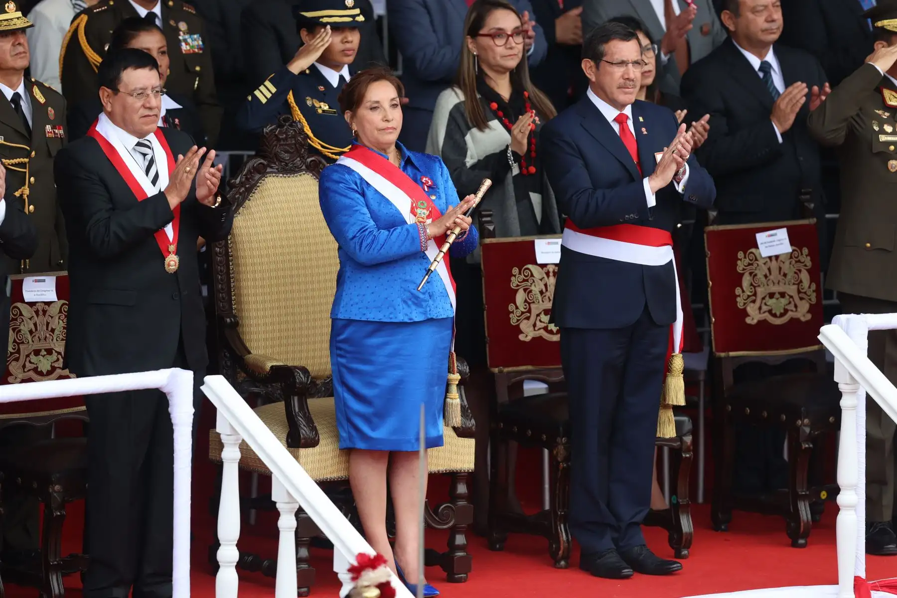 Presidenta de la República, Dina Boluarte llega a la Gran Parada y Desfile Cívico Militar 2023  y es recibida con honores en la emblemática Avenida Brasil, como parte de los actos conmemorativos por el 202 aniversario de la Independencia del Perú. 
Foto: ANDINA/ Andrés Valle