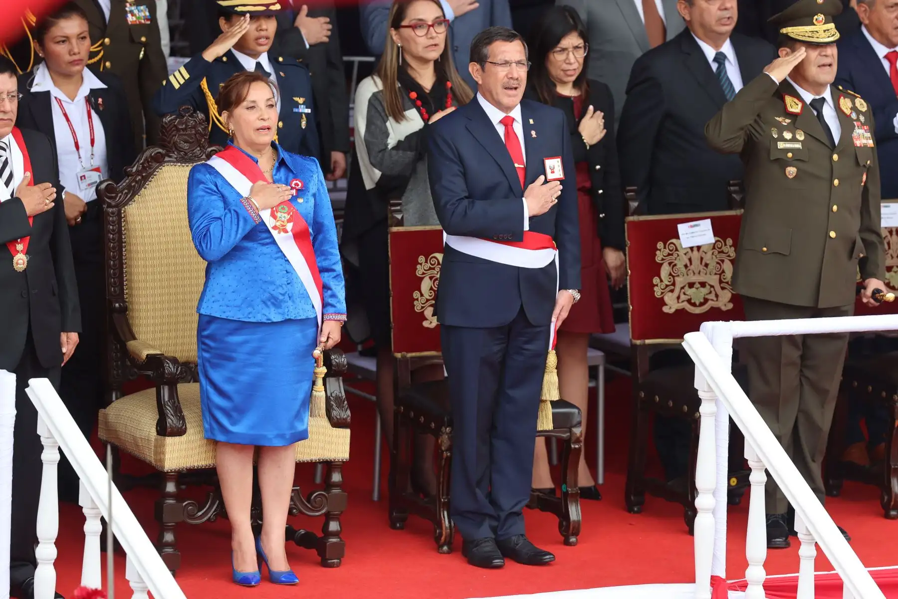 Presidenta de la República, Dina Boluarte llega a la Gran Parada y Desfile Cívico Militar 2023  y es recibida con honores en la emblemática Avenida Brasil, como parte de los actos conmemorativos por el 202 aniversario de la Independencia del Perú. 
Foto: ANDINA/ Andrés Valle