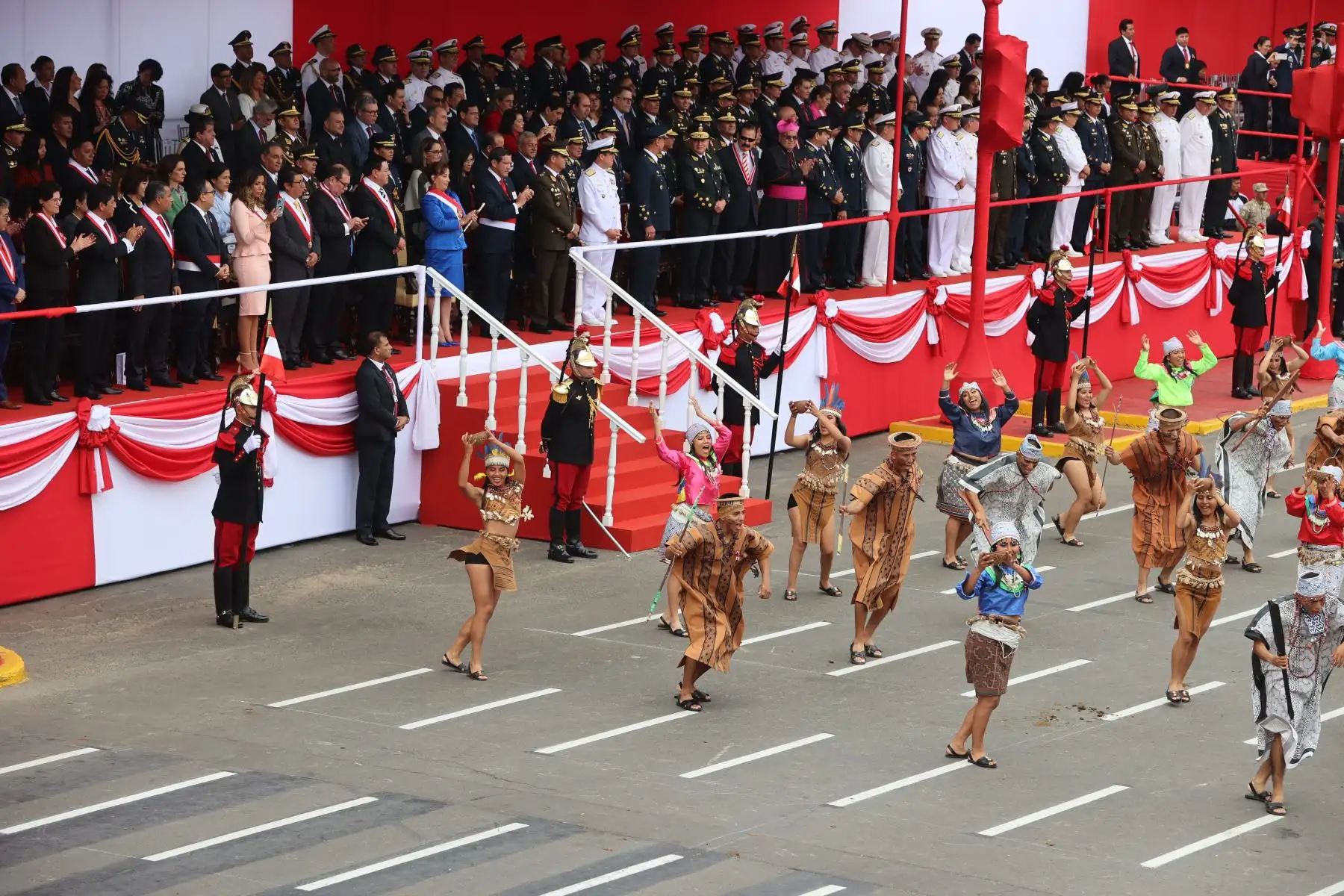 Diversas actividades artísticas, culturales y pasacalles dan inicio a la Gran Parada y Desfile Cívico Militar 2023  como parte de los actos conmemorativos por el 202 aniversario de la Independencia del Perú. En la imagen , presentación ashaninka de parte de los alumnos de la Escuela de Suboficiales de la PNP.
Foto: ANDINA/ Andrés Valle