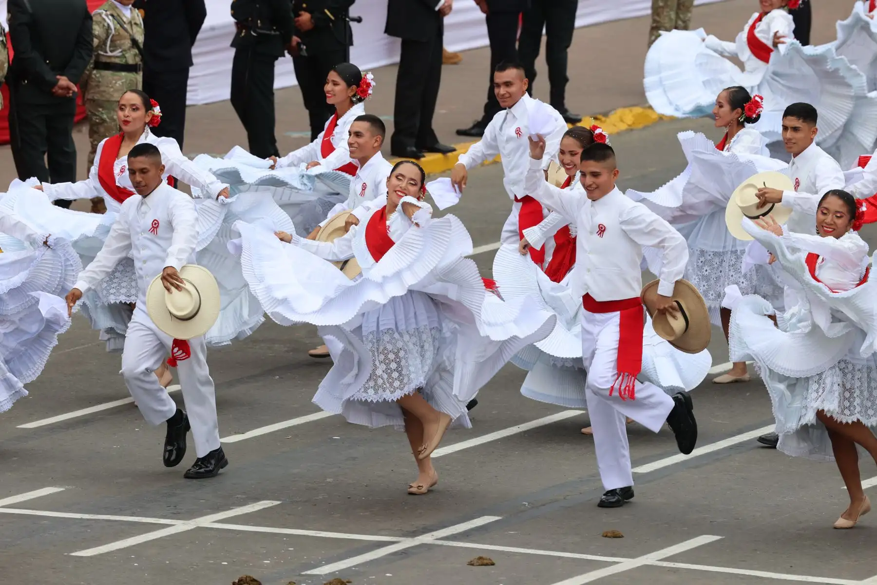 Diversas actividades artísticas, culturales y pasacalles como la Marinera, dan inicio a la Gran Parada y Desfile Cívico Militar 2023  como parte de los actos conmemorativos por el 202 aniversario de la Independencia del Perú. 
Foto: ANDINA/ Andrés Valle