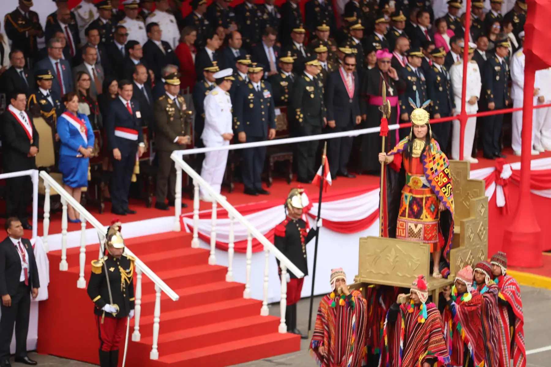 Diversas actividades artísticas culturales y pasacalles dan inicio a la a la Gran Parada y Desfile Cívico Militar 2023  como parte de los actos conmemorativos por el 202 aniversario de la Independencia del Perú. 
En la imagen, escenificación del Inti Raymi a cargo del elenco de danzas “ Perú Todos Los Ritmos ” de Cusco.
Foto: ANDINA/ Andrés Valle