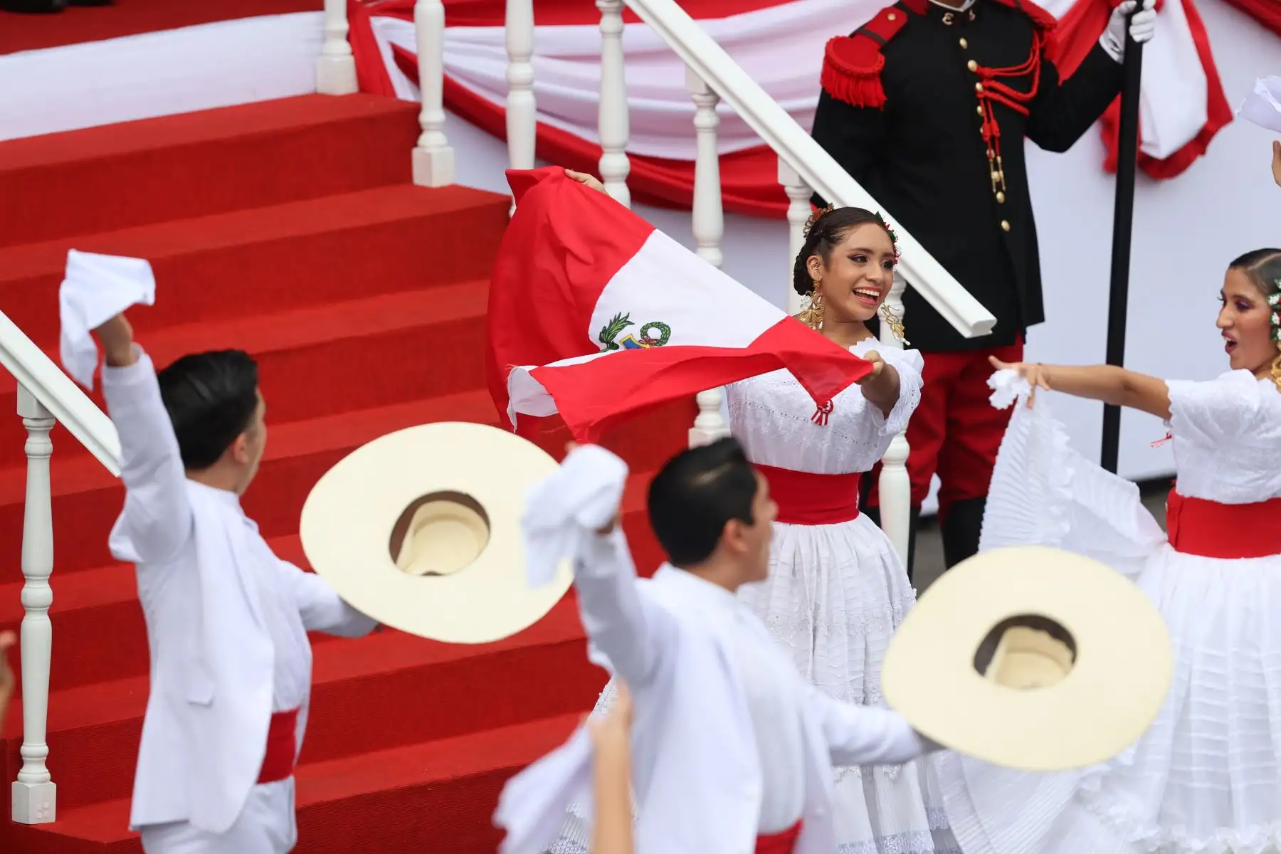 Diversas actividades artísticas culturales y pasacalles dan inicio a la a la Gran Parada y Desfile Cívico Militar 2023  como parte de los actos conmemorativos por el 202 aniversario de la Independencia del Perú. 
En la imagen, interpretación de la marinera a cargo del elenco de danzas “ Julio Callacná”.
Foto: ANDINA/ Andrés Valle
