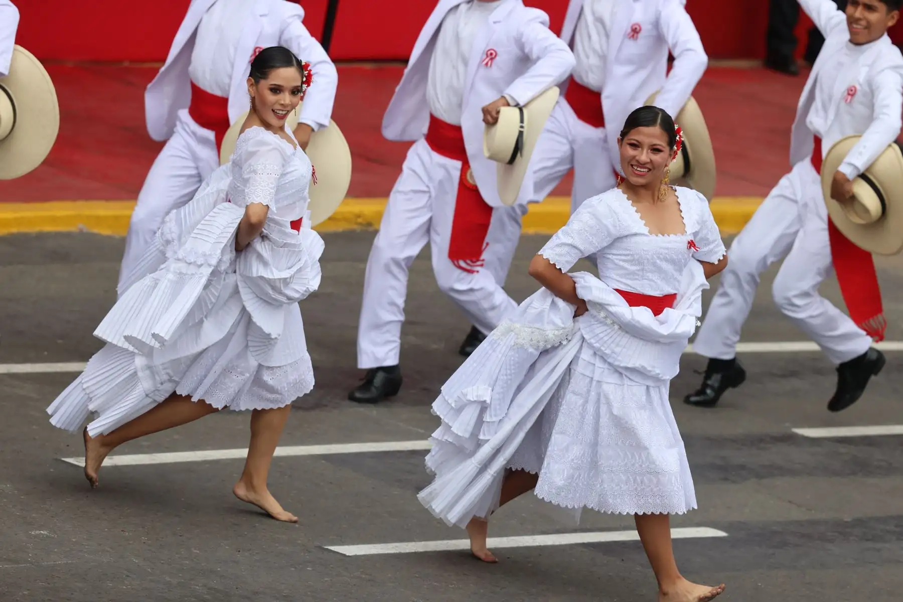 Diversas actividades artísticas culturales y pasacalles dan inicio a la a la Gran Parada y Desfile Cívico Militar 2023  como parte de los actos conmemorativos por el 202 aniversario de la Independencia del Perú. 
En la imagen, interpretación de la marinera a cargo del elenco de danzas “ Julio Callacná”.
Foto: ANDINA/ Andrés Valle