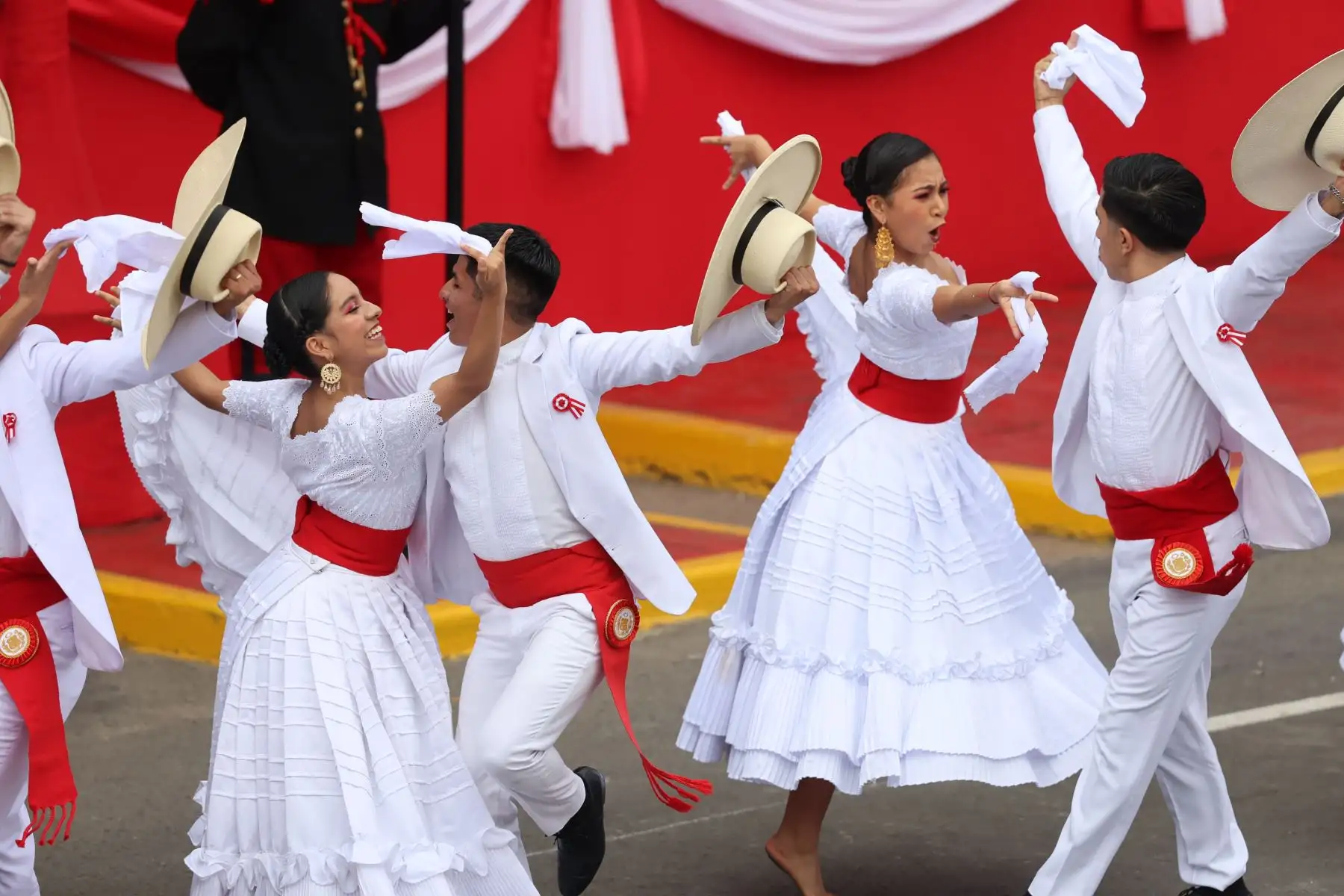 Diversas actividades artísticas culturales y pasacalles dan inicio a la a la Gran Parada y Desfile Cívico Militar 2023  como parte de los actos conmemorativos por el 202 aniversario de la Independencia del Perú. 
En la imagen, interpretación de la marinera a cargo del elenco de danzas “ Julio Callacná”.
Foto: ANDINA/ Andrés Valle