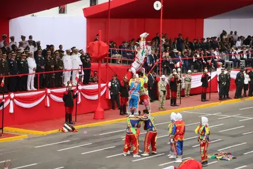 Diversas actividades artísticas culturales y pasacalles dan inicio a la a la Gran Parada y Desfile Cívico Militar 2023, como parte de los actos conmemorativos por el 202 aniversario de la Independencia de Perú. En la imagen, Danza Negrillos, a cargo de la cuadrilla de negrillos de Chincheros y Andahuaylas, de Apurímac. Foto: ANDINA/Andrés Valle .