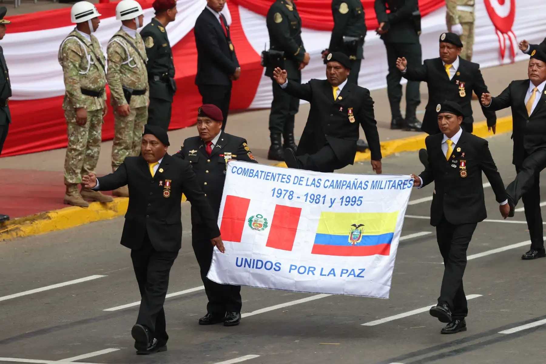 Combatientes de las campañas militares de 1978, 1981 y 1995 en la Gran Parada y Desfile Cívico Militar 2023 en la emblemática Avenida Brasil, como parte de los actos conmemorativos por el 202 aniversario de la Independencia del Perú. 
Foto: ANDINA/ Andrés Valle