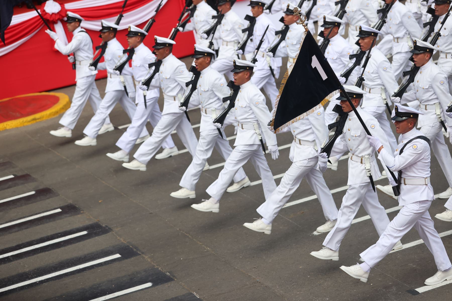 Haciendo gala de una impecable disciplina y paso marcial, miembros de Marina de Guerra del Perú desfilaron hoy en la Gran Parada y Desfile Cívico Militar 2023. Foto: ANDINA/Andrés Valle.