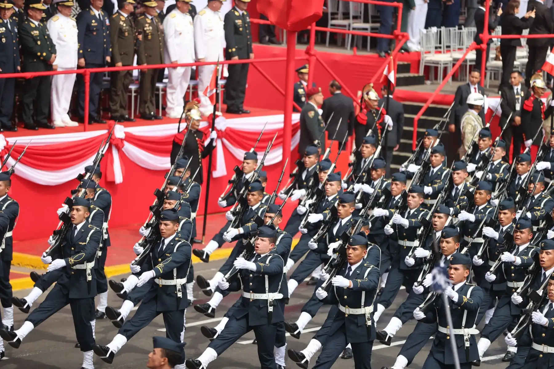 Fuerza Aérea del Perú, en la Gran Parada y Desfile Cívico Militar 2023 que se realiza en la emblemática Avenida Brasil, como parte de los actos conmemorativos por el 202 aniversario de la Independencia Nacional del Perú. 
Foto: ANDINA/ Andrés Valle