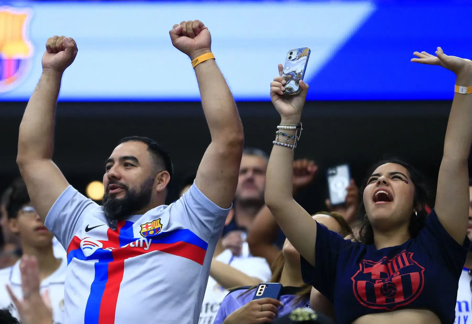Aficionados animan antes del inicio de un partido de fútbol amistoso de pretemporada entre el FC Barcelona y el Real Madrid CF en el estadio AT&T en Arlington, Texas. Foto: ANDINA/AFP