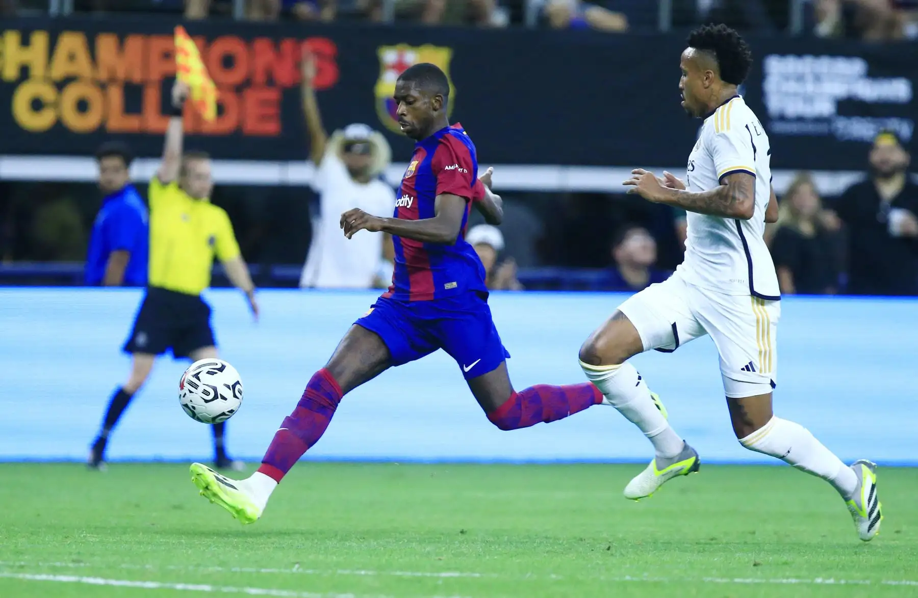 Ousmane Dembele de Barcelona pasa a un defensor del Real Madrid durante un partido de fútbol amistoso de pretemporada entre el FC Barcelona y el Real Madrid CF en el estadio AT&T en Arlington, Texas. Foto:ANDINA/ AFP