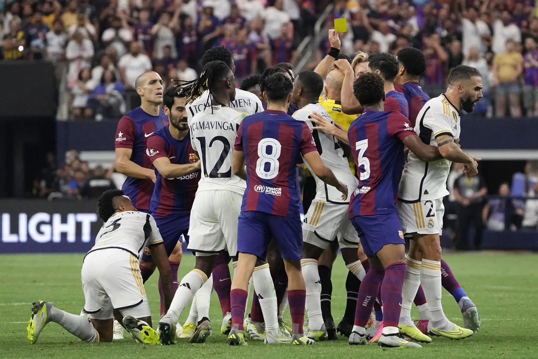 Los jugadores se pelean después de que Frenkie de Jong 21 del FC Barcelona recibe una tarjeta amarilla durante la primera mitad del partido amistoso de pretemporada contra el Real Madrid en el AT&T Stadium  en Arlington, Texas. Foto: ANDINA/AFP