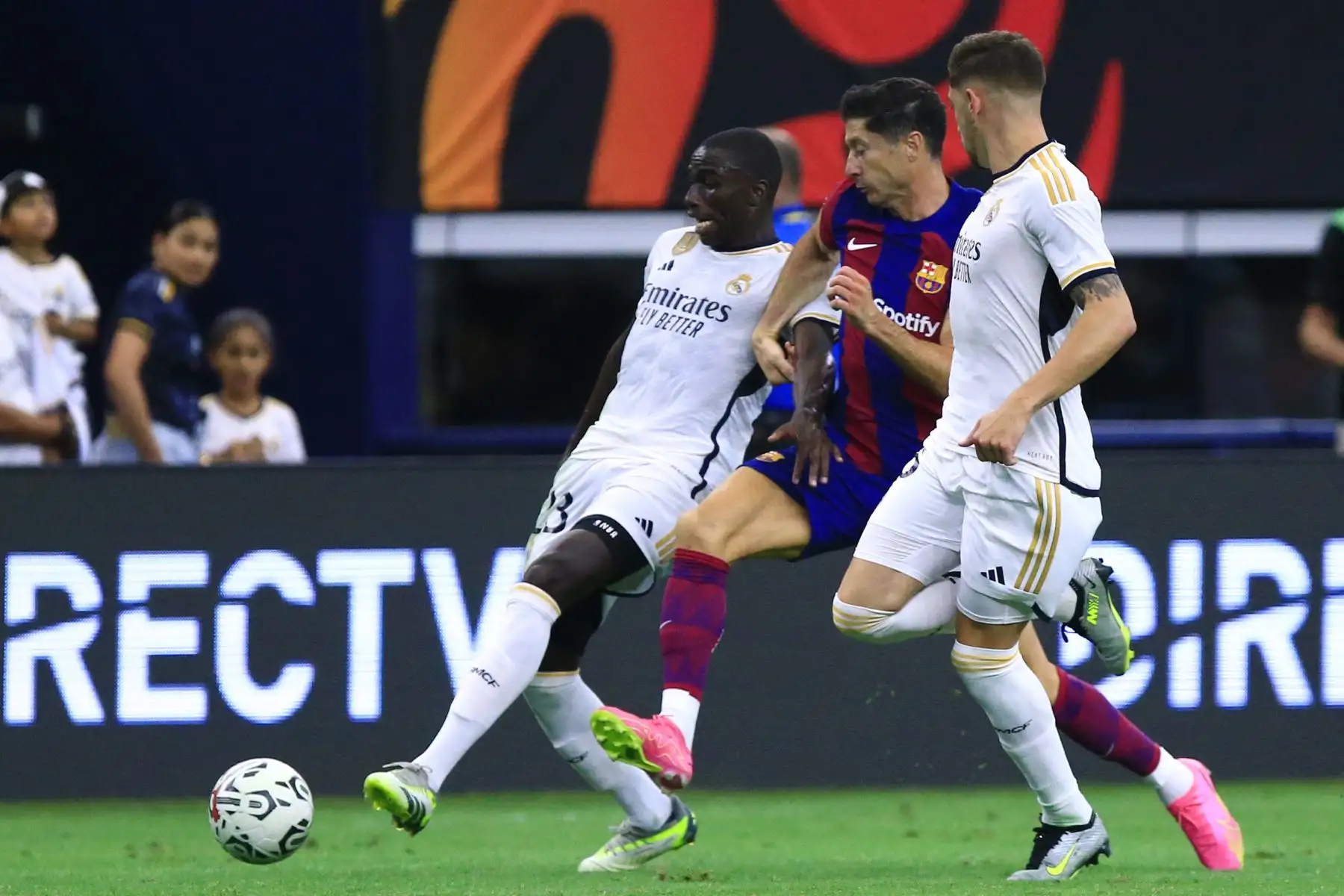 El delantero polaco del Barcelona, Robert Lewandowski, compite por el balón con el defensa francés del Real Madrid, Ferland Mendy, durante un partido de fútbol amistoso de pretemporada entre el FC Barcelona y el Real Madrid CF en el estadio AT&T de Arlington, Texas. Foto: ANDINA/AFP