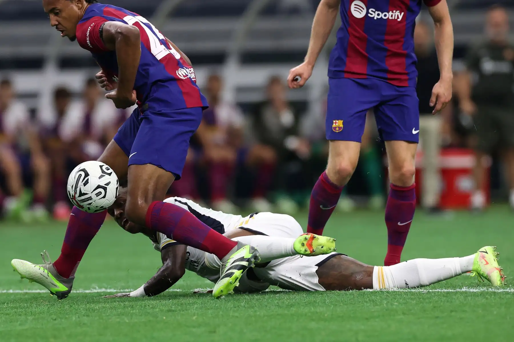 El centrocampista del Real Madrid Eduardo Camavinga en acción contra el defensa del FC Barcelona Jules Kounde durante el partido amistoso entre el FC Barcelona y el Real Madrid, en Arlington, Texas. EE.UU. Foto:ANDINA/ EFE