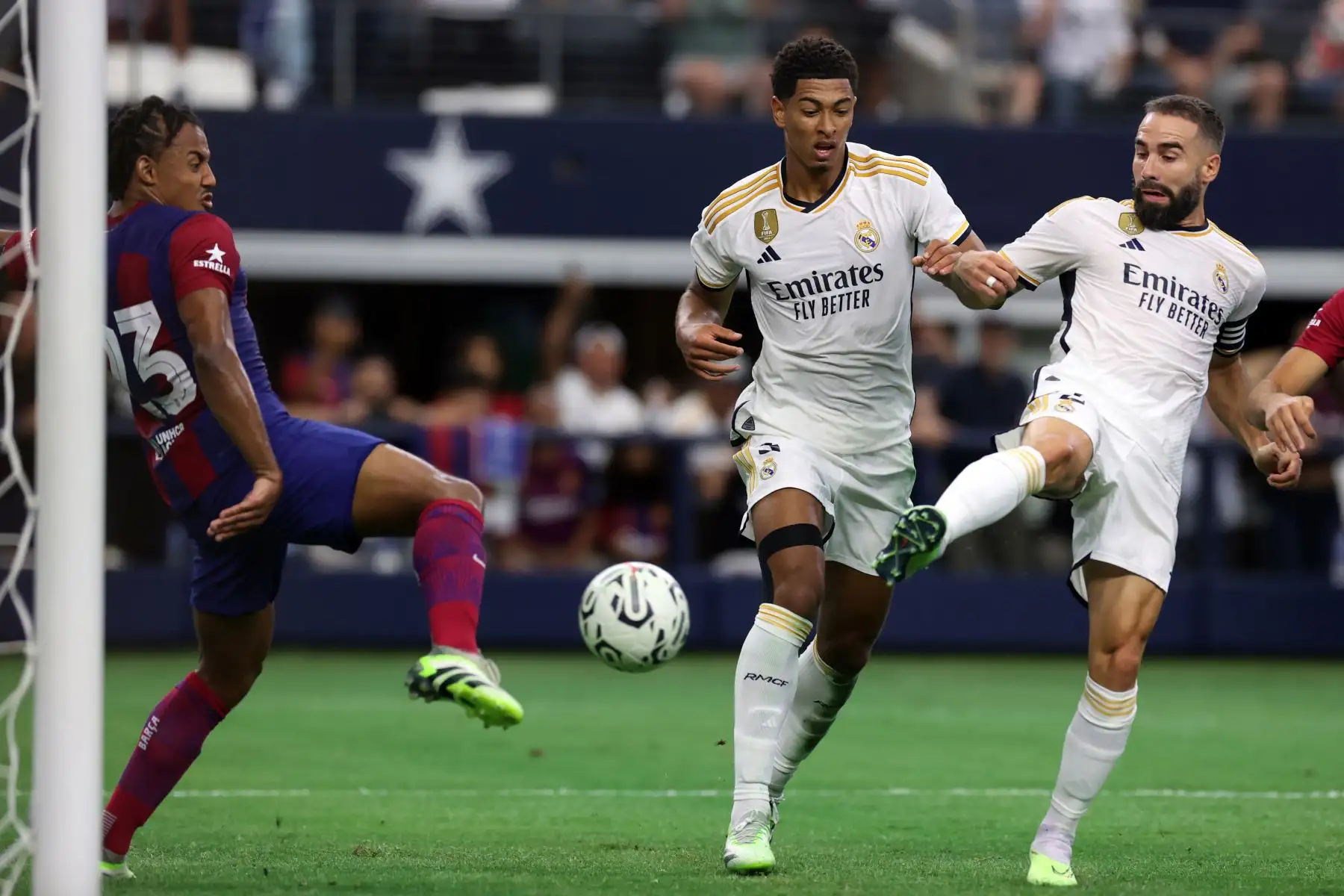 El Real Madrid Dani Carvajal  remata a puerta durante el partido amistoso de fútbol entre el FC Barcelona y el Real Madrid, en Arlington, Texas, EE.UU.Foto:ANDINA/EFE