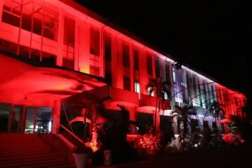 Locales estatales de República Dominicana se iluminaron con los colores de Perú. ANDINA/Difusión
