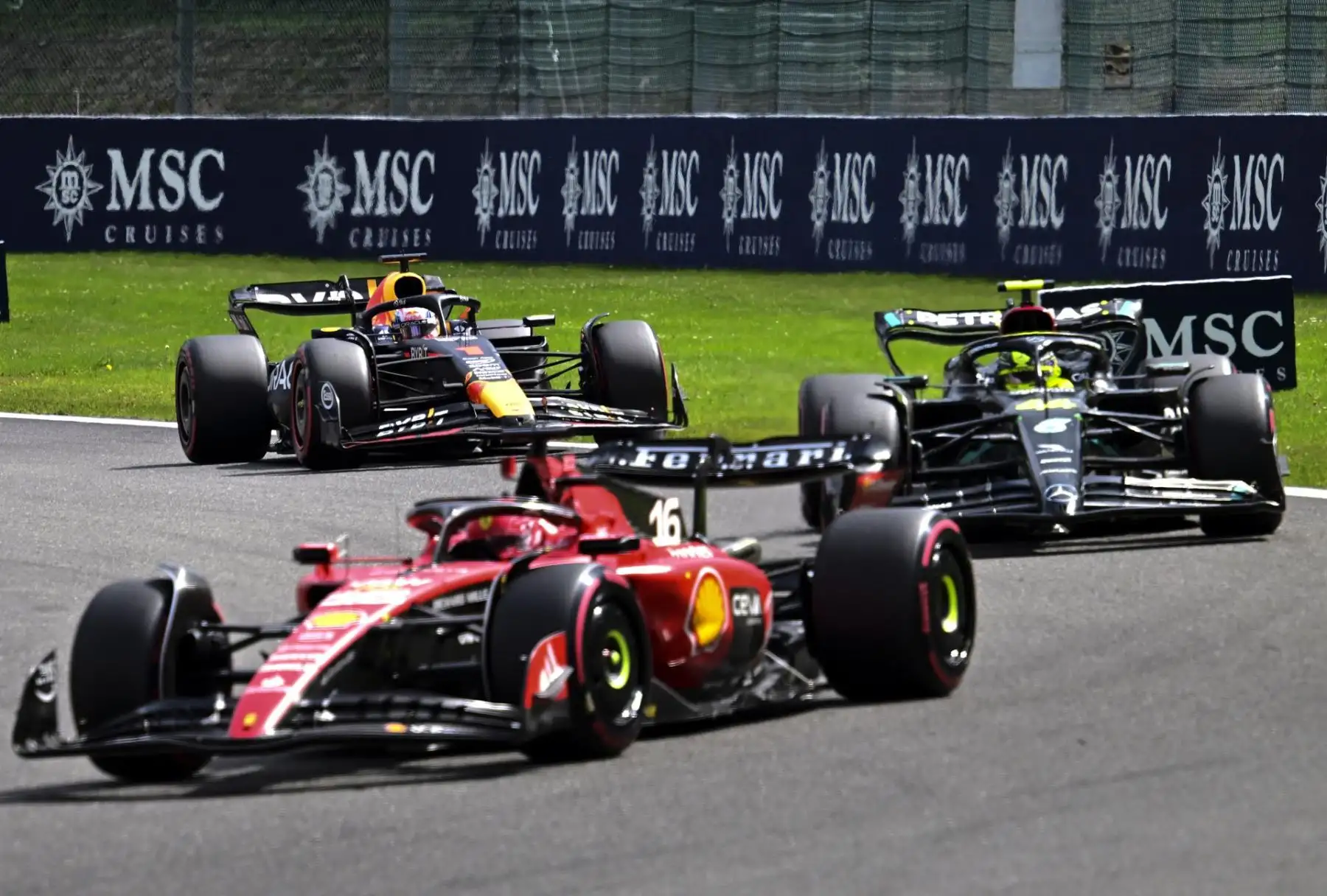 El piloto holandés de Fórmula Uno Max Verstappen (izquierda) de Red Bull Racing, el piloto británico de Fórmula Uno Lewis Hamilton (derecha) de Mercedes-AMG Petronas y el piloto monegasco de Fórmula Uno Charles Leclerc (frente) de la Scuderia Ferrari en acción durante la Fórmula 1 de 2023 Gran Premio de Bélgica en el circuito de Spa-Francorchamps en Stavelot, Bélgica, 30 de julio de 2023. (Fórmula Uno, Bélgica)
Foto: ANDINA/Ricardo Cuba