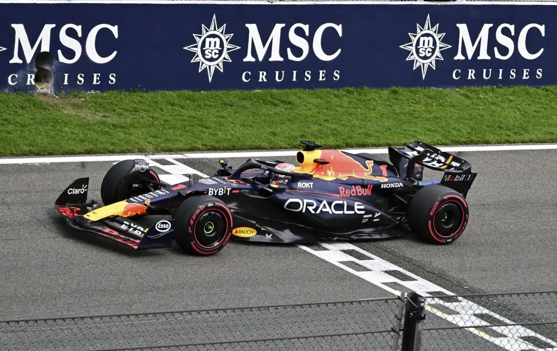 El piloto holandés de Fórmula Uno Max Verstappen de Red Bull Racing cruza la línea de meta ganando el Gran Premio de Bélgica de Fórmula 1 de 2023 en el circuito de carreras de Spa-Francorchamps en Stavelot, Bélgica, el 30 de julio de 2023.
Foto: EFE