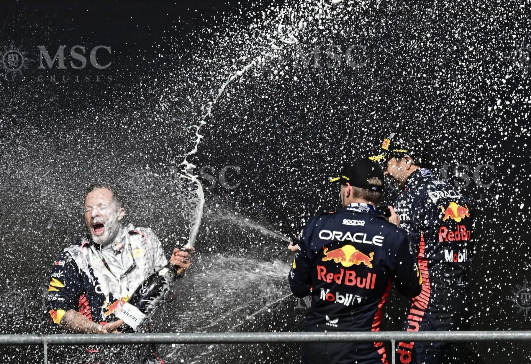 El segundo clasificado, el piloto mexicano de Fórmula Uno Sergio Pérez (R) de Red Bull Racing, y el ganador, el piloto holandés de Fórmula Uno Max Verstappen (C) de Red Bull Racing, celebran en el podio después del Gran Premio de Bélgica de Fórmula 1 de 2023 en el Circuito de Spa-Francorchamps pista de carreras en Stavelot, Bélgica, 30 de julio de 2023.
 Foto: EFE
