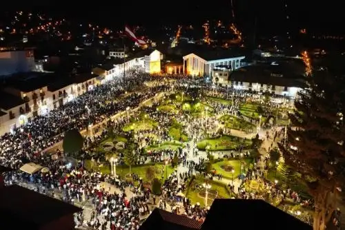 La madrugada del 29 de julio los campesinos se organizan en Huarangas, pertenecientes al sector alto y bajo de Huamachuco, para dirigirse hasta donde se encuentra el madero de más de 40 metros de largo, que semanas previas ha sido preparado para servir de soporte para el enorme gallardete bicolor. Cortesía